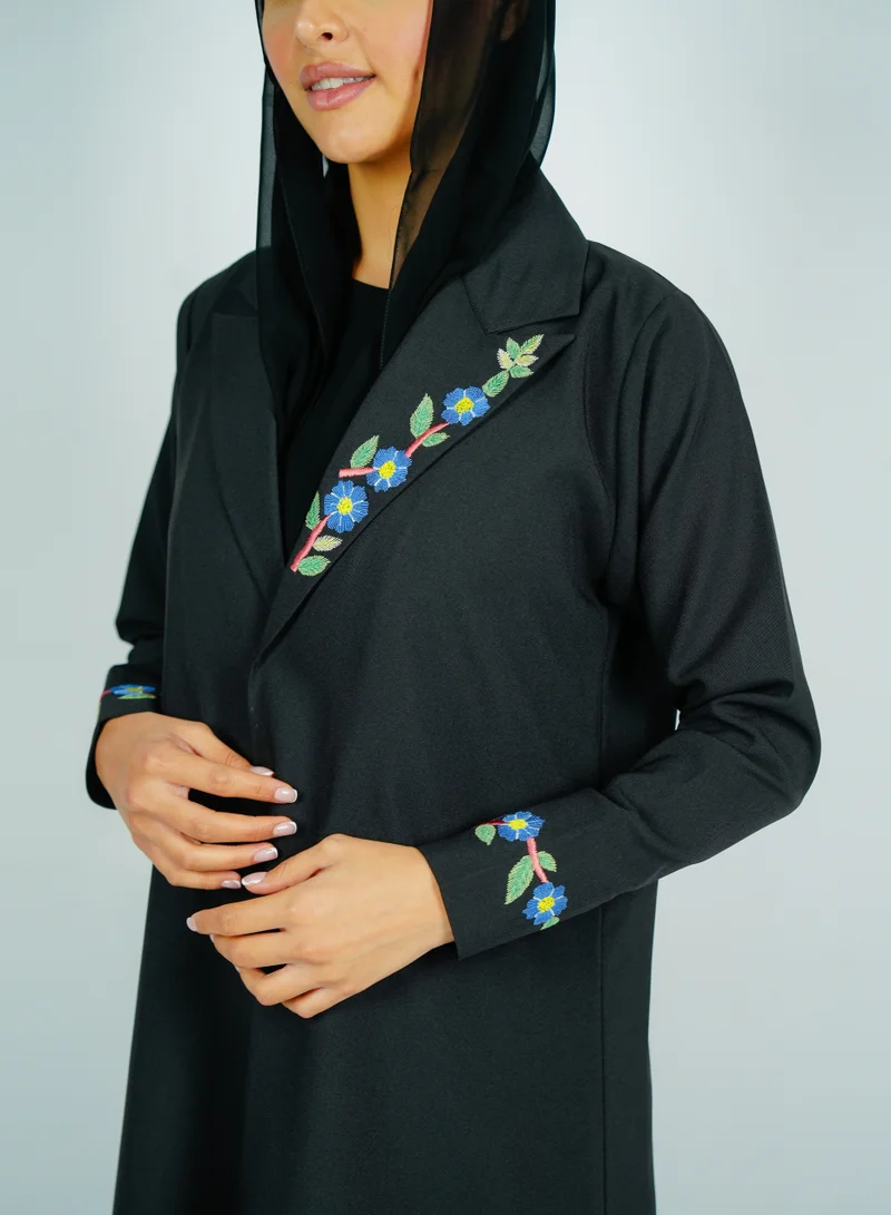 روزيت عباية بليزر بتصميم فريد يتميز بتطريز ملون